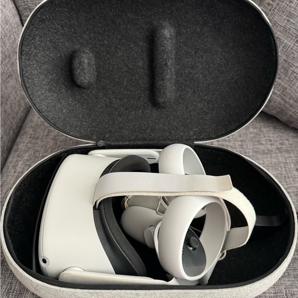 Oculus White VR Headset with Controllers
